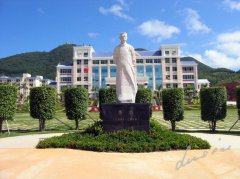 鲁迅雕像：一代文豪的精神印记