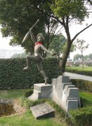 神笔永铸：一座纪念碑里的东方童话密码