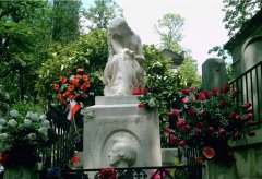 墓园雕塑：镌刻永恒的静默诗篇